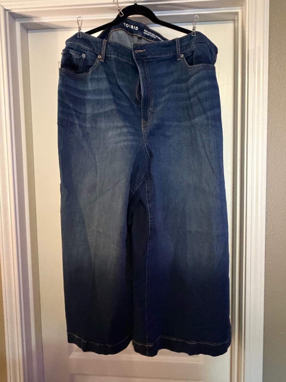 TORRID medium-wash wide leg ankle jeans